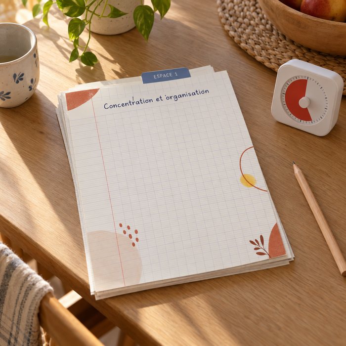 L'espace 1, Concentration et organisation : une pile de fiches avec un onglet bleu et un minuteur